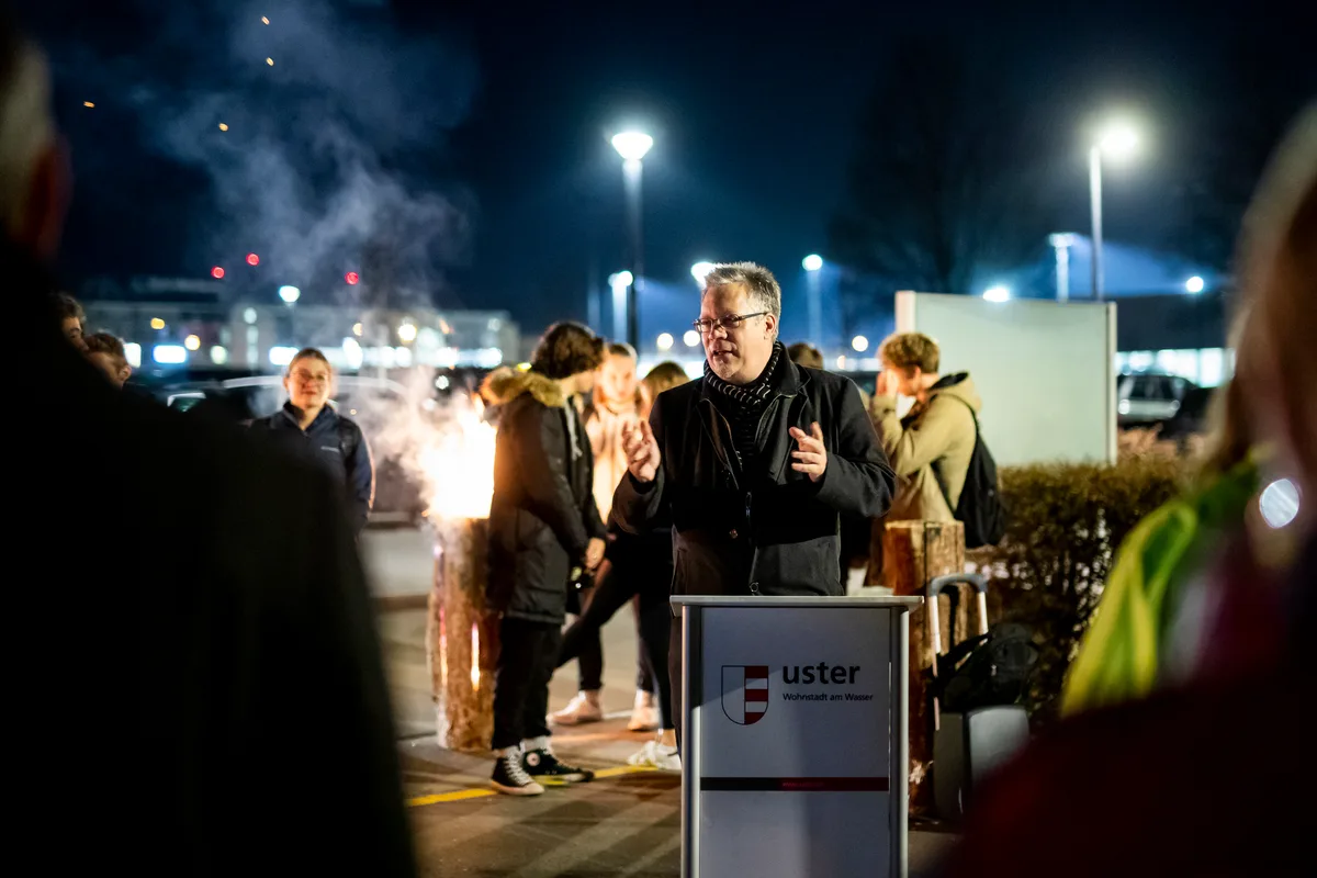 Stadtrat Stefan Feldmann spricht an einem Rednerpult.